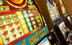 Tampilan permainan Lucky Neko di pulajudi dengan simbol-simbol beruntung dan gulungan slot